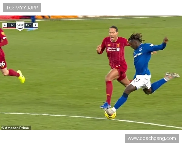 伯纳乌球迷用香蕉侮辱维尼修斯引发争议